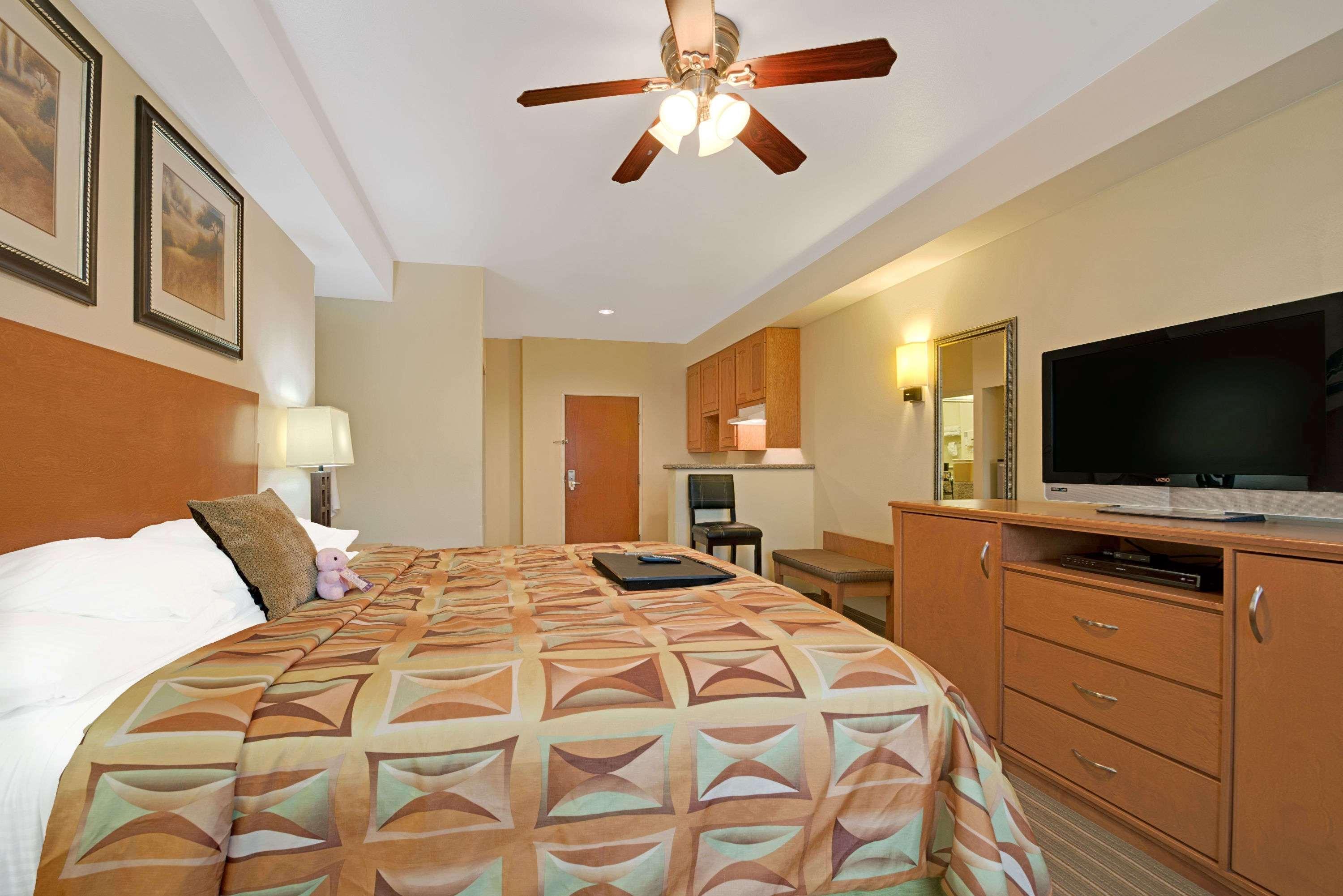 فندق Super 8 By Wyndham Austin/Airport North المظهر الخارجي الصورة