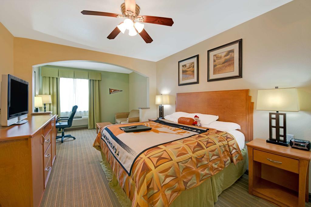 فندق Super 8 By Wyndham Austin/Airport North المظهر الخارجي الصورة